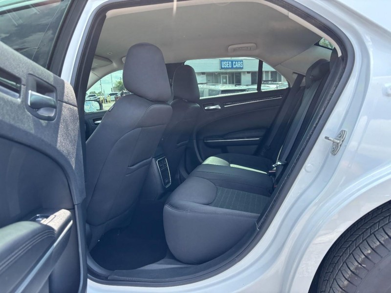 Chrysler 300 Vehicle Image 13