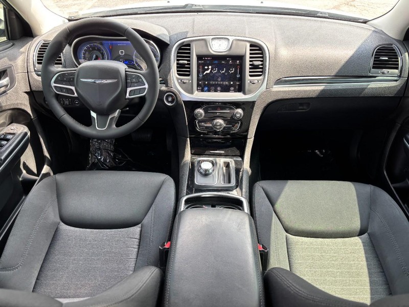Chrysler 300 Vehicle Image 14
