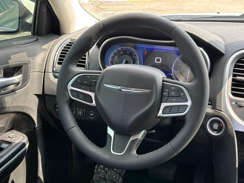 Chrysler 300 Vehicle Image 15