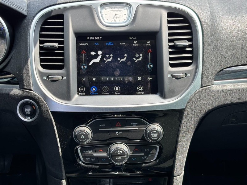 Chrysler 300 Vehicle Image 16