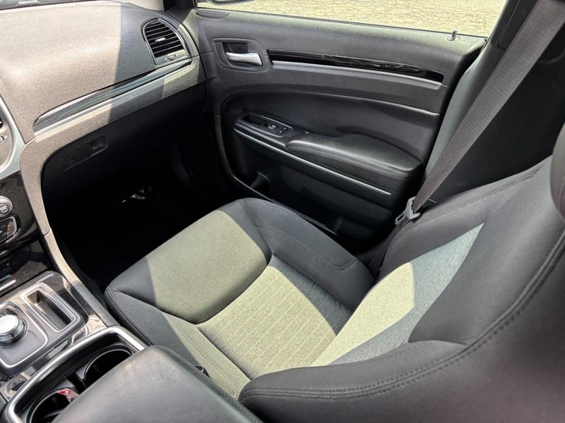Chrysler 300 Vehicle Image 17