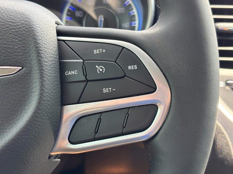 Chrysler 300 Vehicle Image 21