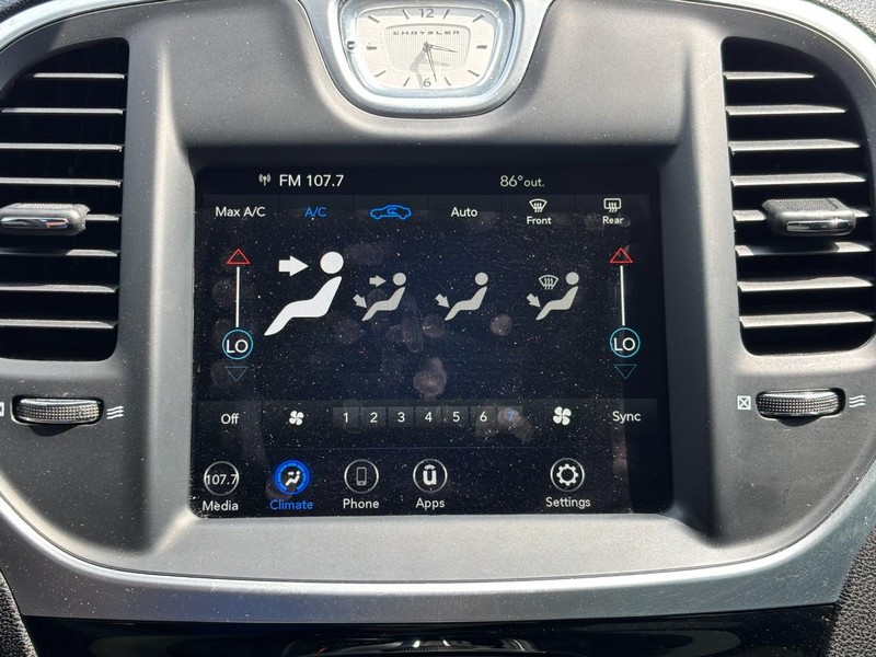 Chrysler 300 Vehicle Image 23