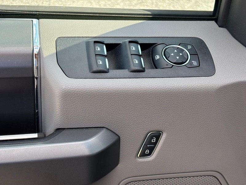 Ford F-150 Vehicle Full-screen Gallery Image 17