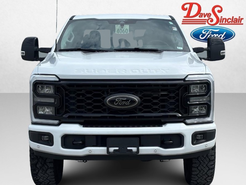 Ford Super Duty F-250 SRW Vehicle Full-screen Gallery Image 02