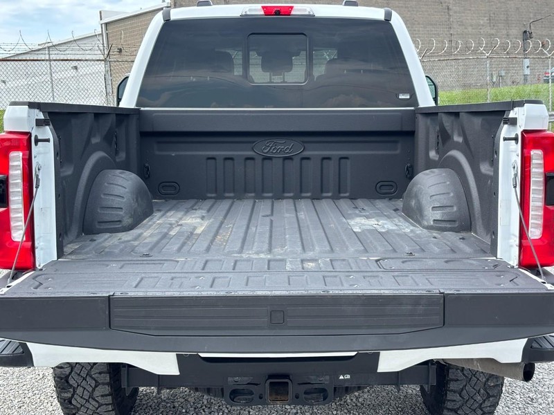 Ford Super Duty F-250 SRW Vehicle Full-screen Gallery Image 11