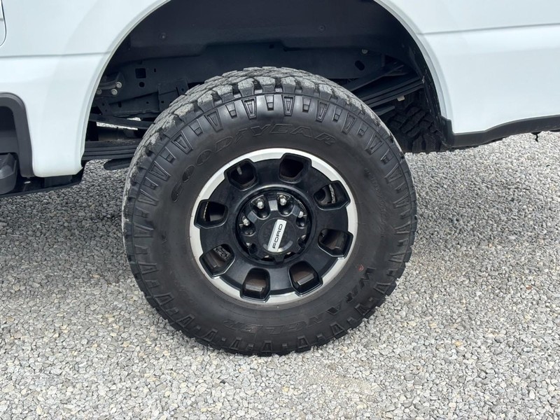 Ford Super Duty F-250 SRW Vehicle Full-screen Gallery Image 12