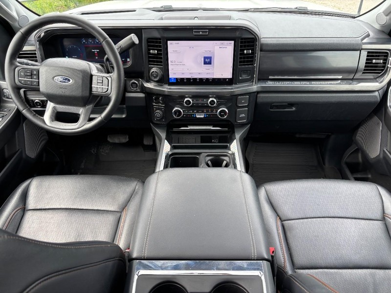 Ford Super Duty F-250 SRW Vehicle Full-screen Gallery Image 14
