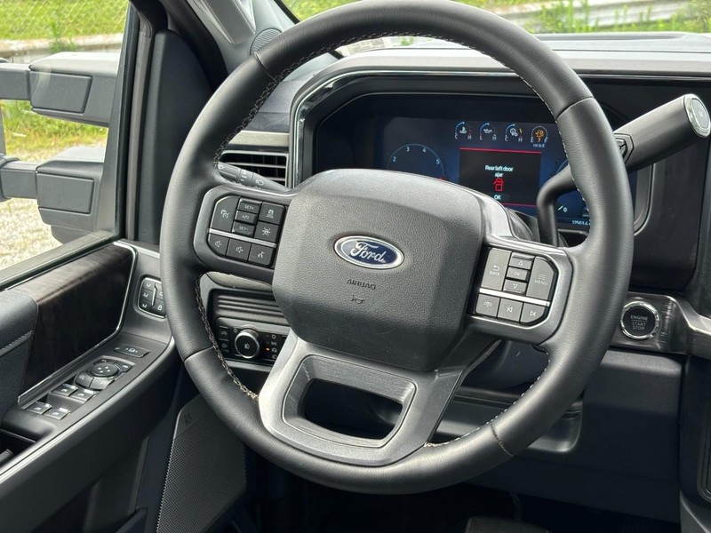 Ford Super Duty F-250 SRW Vehicle Full-screen Gallery Image 15