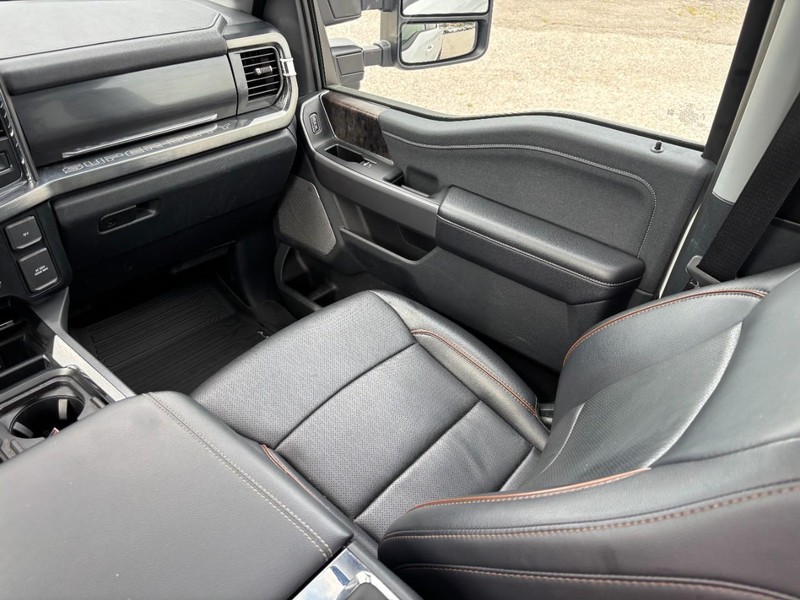 Ford Super Duty F-250 SRW Vehicle Full-screen Gallery Image 17