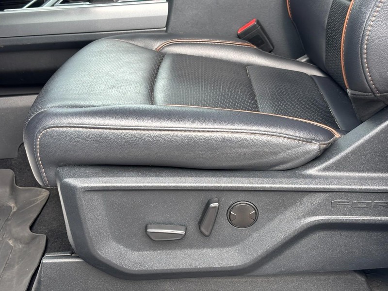 Ford Super Duty F-250 SRW Vehicle Full-screen Gallery Image 18