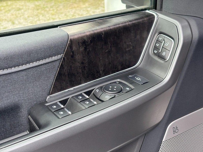 Ford Super Duty F-250 SRW Vehicle Full-screen Gallery Image 19
