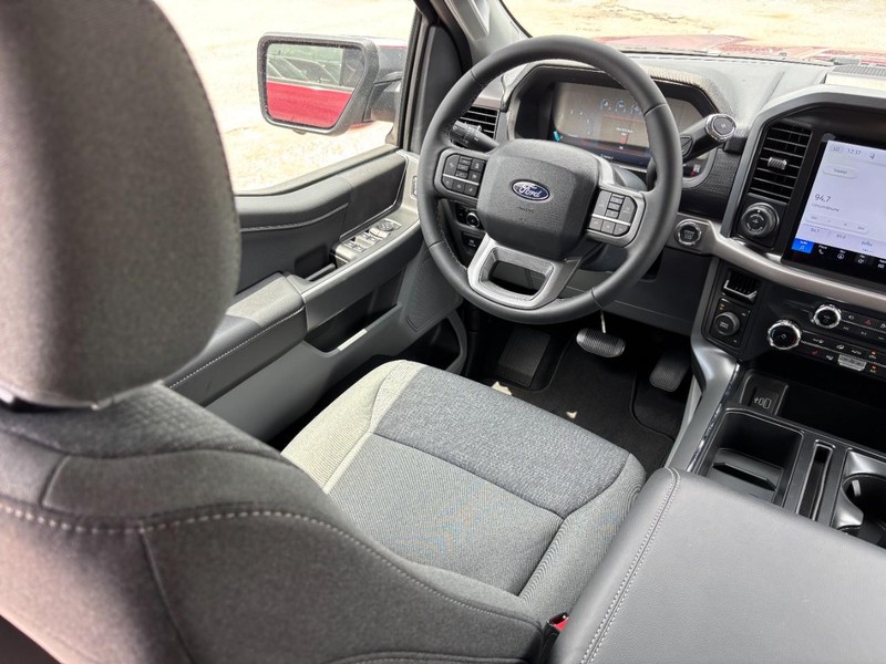 Ford F-150 Vehicle Full-screen Gallery Image 15