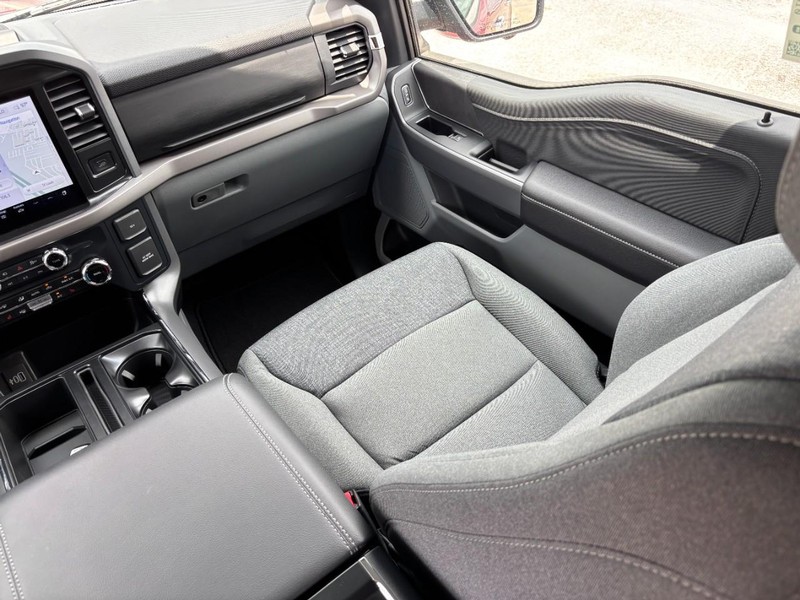 Ford F-150 Vehicle Full-screen Gallery Image 17