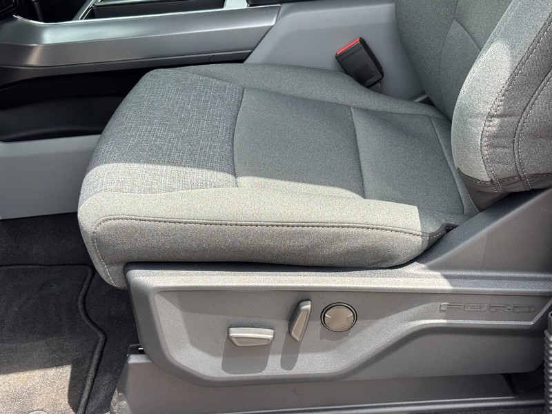 Ford F-150 Vehicle Full-screen Gallery Image 18