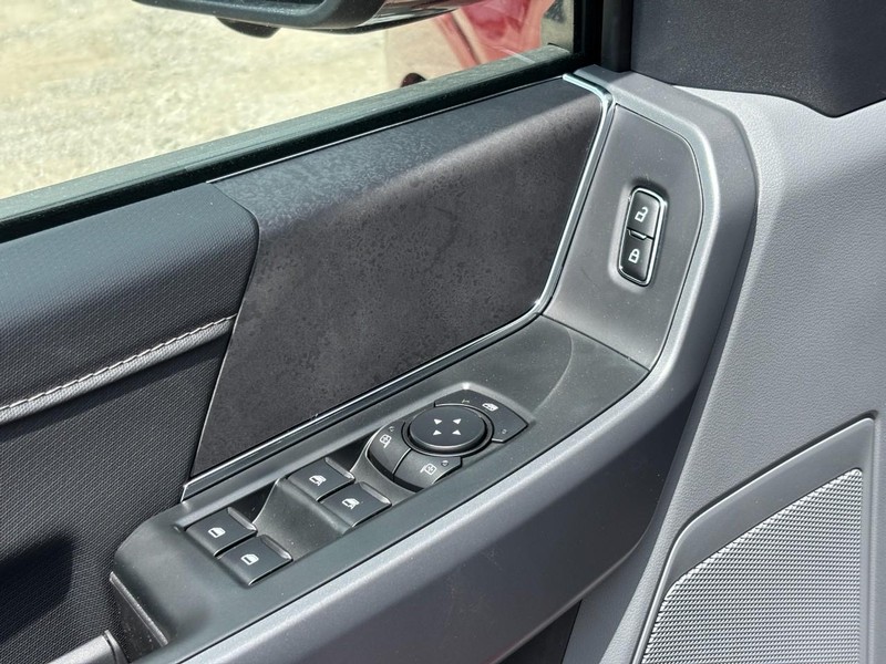 Ford F-150 Vehicle Full-screen Gallery Image 19