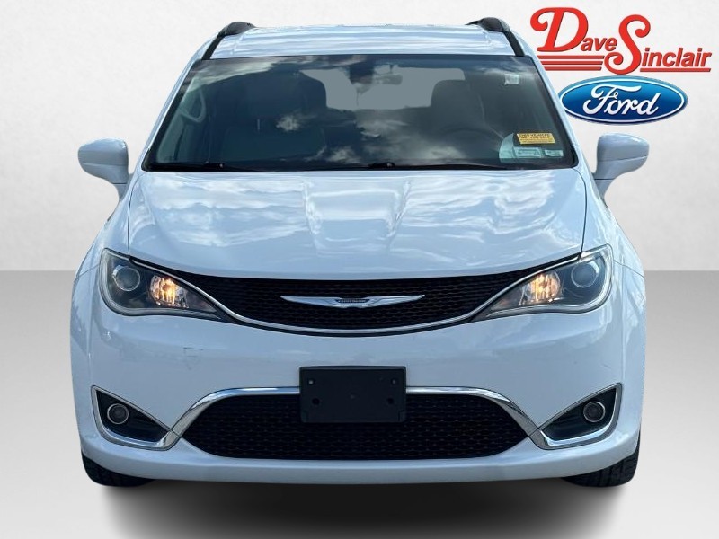 Chrysler Pacifica Vehicle Full-screen Gallery Image 02