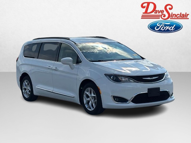 Chrysler Pacifica Vehicle Full-screen Gallery Image 04