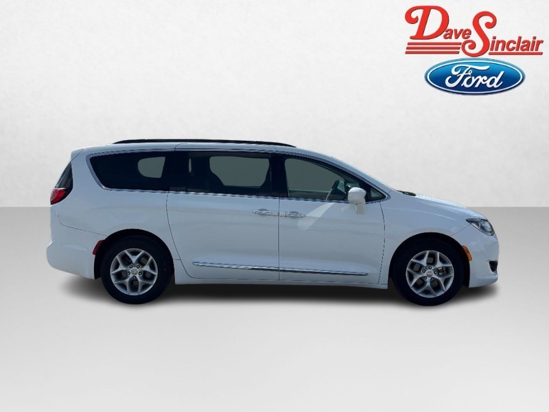 Chrysler Pacifica Vehicle Full-screen Gallery Image 05