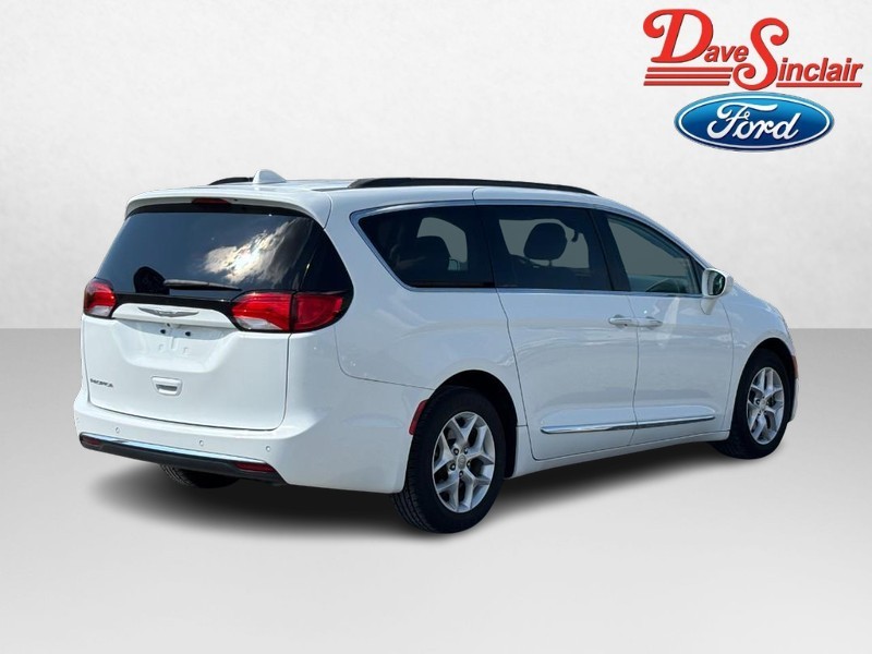 Chrysler Pacifica Vehicle Full-screen Gallery Image 07