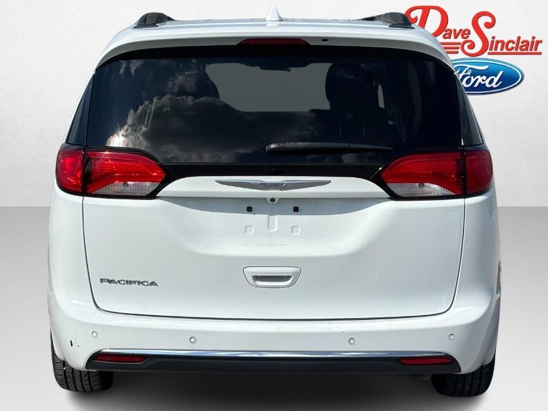 Chrysler Pacifica Vehicle Full-screen Gallery Image 08