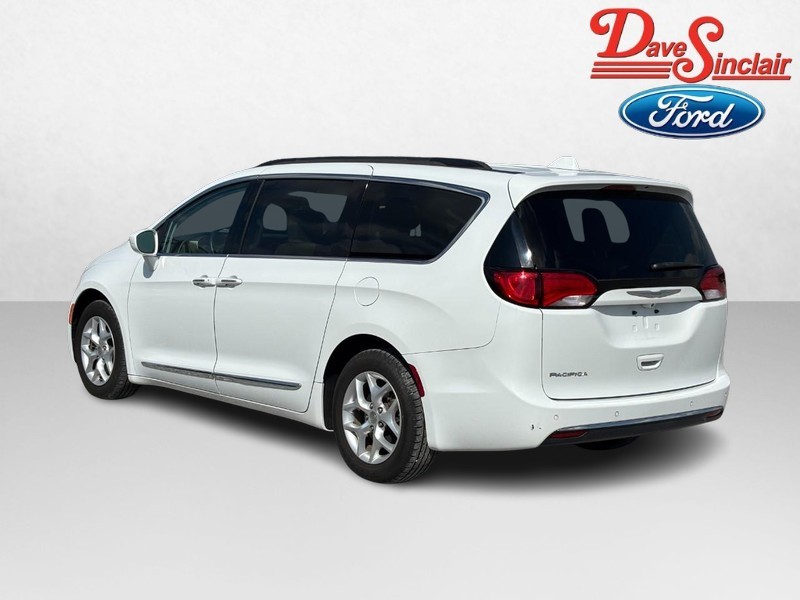 Chrysler Pacifica Vehicle Full-screen Gallery Image 09