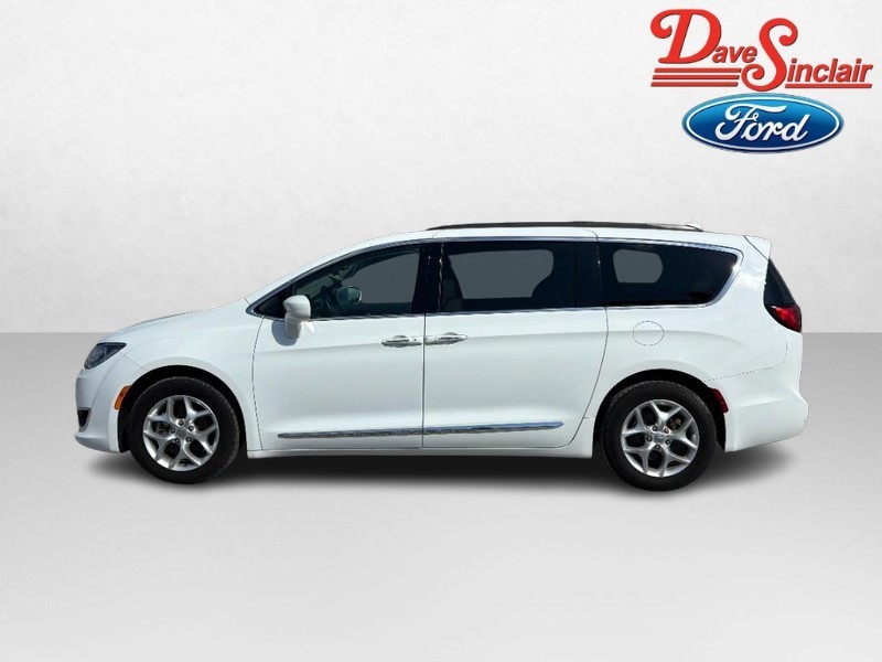 Chrysler Pacifica Vehicle Full-screen Gallery Image 10