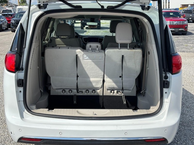 Chrysler Pacifica Vehicle Full-screen Gallery Image 11