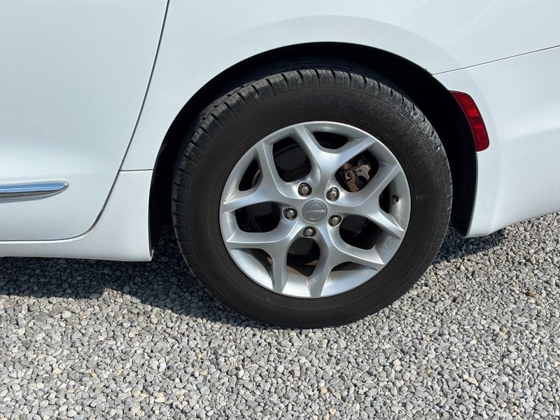 Chrysler Pacifica Vehicle Full-screen Gallery Image 12