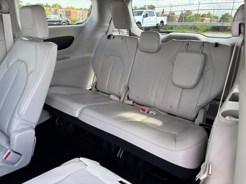 Chrysler Pacifica Vehicle Full-screen Gallery Image 13
