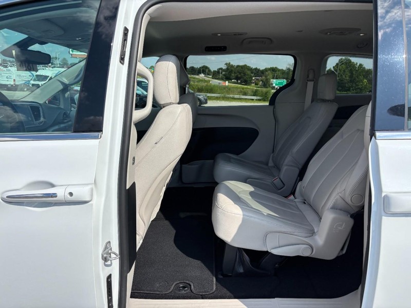 Chrysler Pacifica Vehicle Full-screen Gallery Image 14
