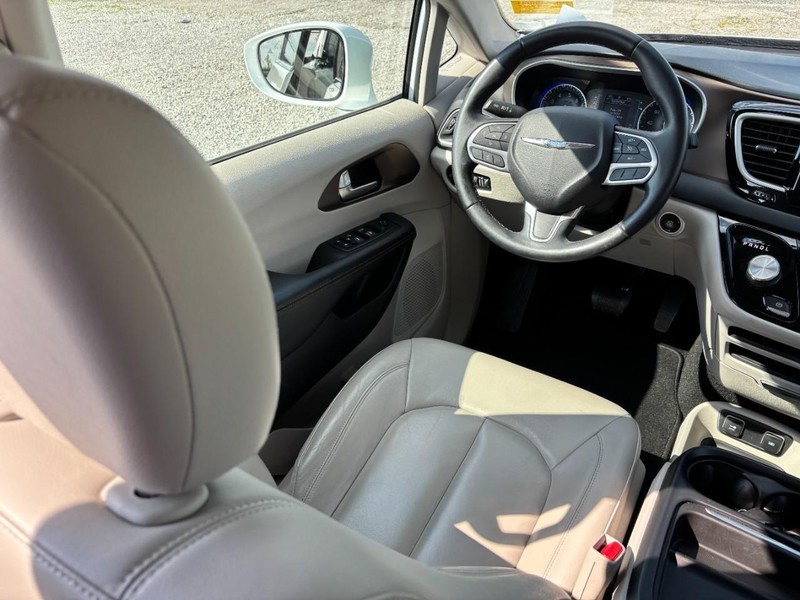 Chrysler Pacifica Vehicle Full-screen Gallery Image 15