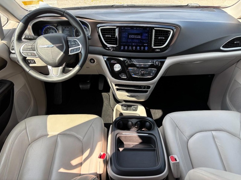 Chrysler Pacifica Vehicle Full-screen Gallery Image 16