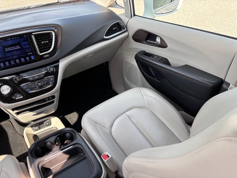 Chrysler Pacifica Vehicle Full-screen Gallery Image 17