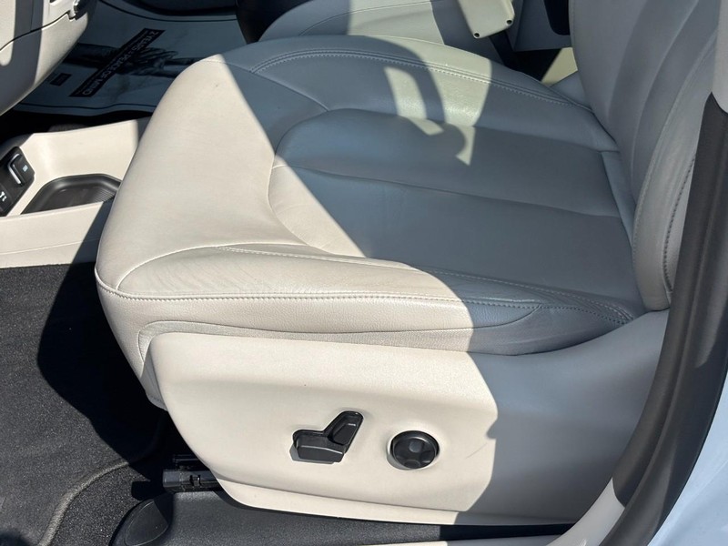 Chrysler Pacifica Vehicle Full-screen Gallery Image 18