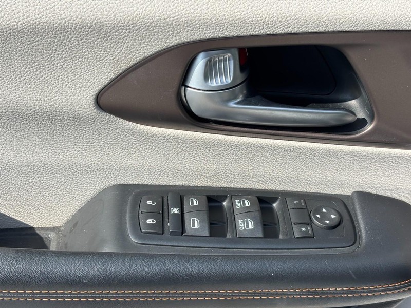 Chrysler Pacifica Vehicle Full-screen Gallery Image 19