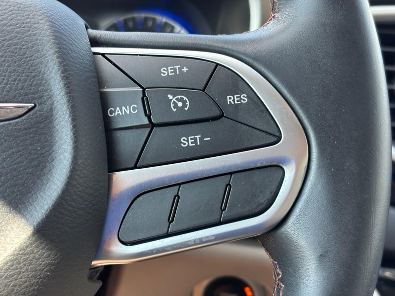 Chrysler Pacifica Vehicle Full-screen Gallery Image 21