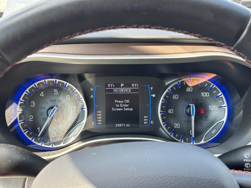 Chrysler Pacifica Vehicle Full-screen Gallery Image 22