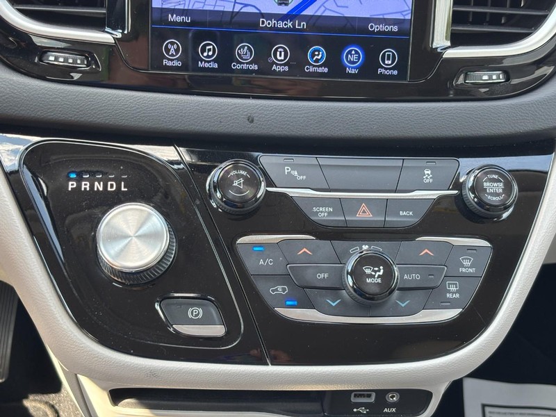 Chrysler Pacifica Vehicle Full-screen Gallery Image 25