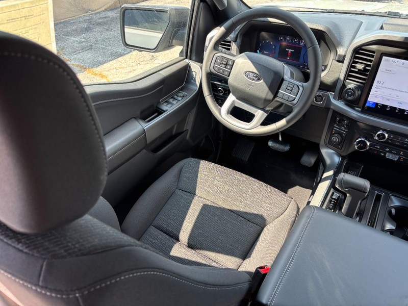 Ford F-150 Vehicle Full-screen Gallery Image 14