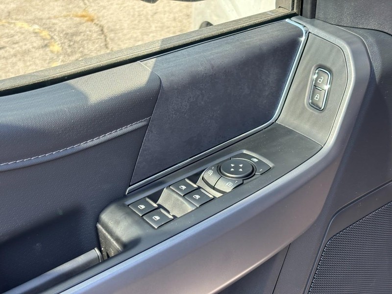 Ford F-150 Vehicle Full-screen Gallery Image 18