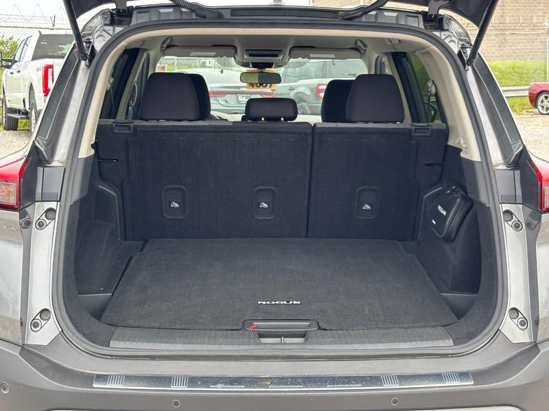 Nissan Rogue Vehicle Full-screen Gallery Image 11