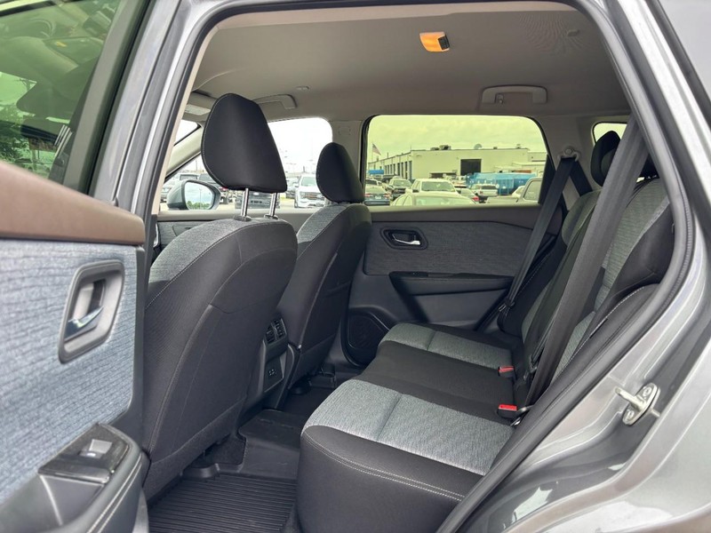 Nissan Rogue Vehicle Full-screen Gallery Image 13