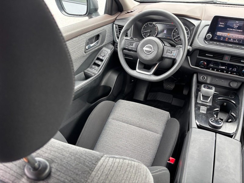 Nissan Rogue Vehicle Full-screen Gallery Image 14