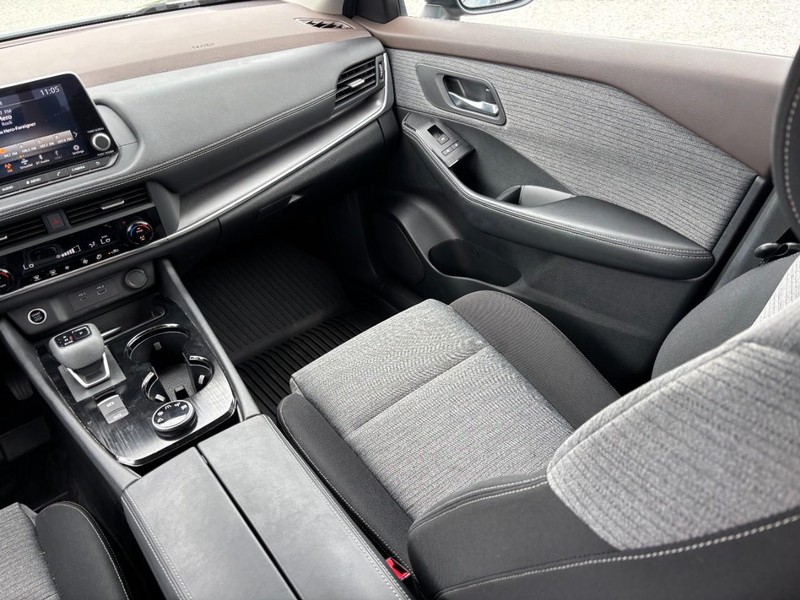 Nissan Rogue Vehicle Full-screen Gallery Image 16