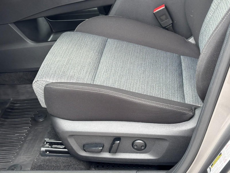 Nissan Rogue Vehicle Full-screen Gallery Image 17