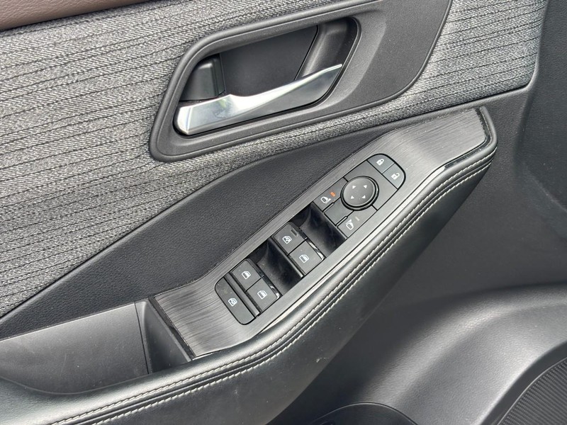 Nissan Rogue Vehicle Full-screen Gallery Image 18