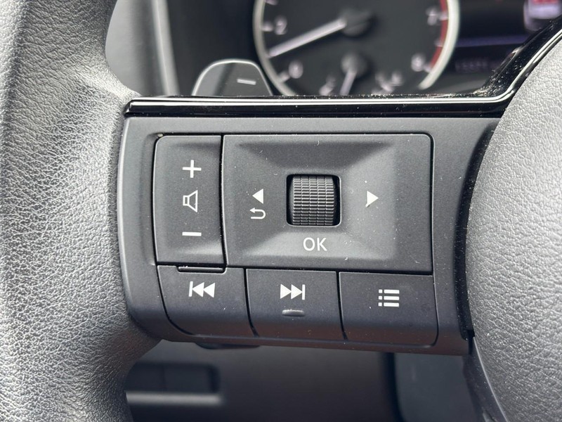 Nissan Rogue Vehicle Full-screen Gallery Image 19