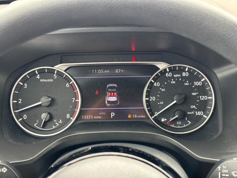 Nissan Rogue Vehicle Full-screen Gallery Image 21