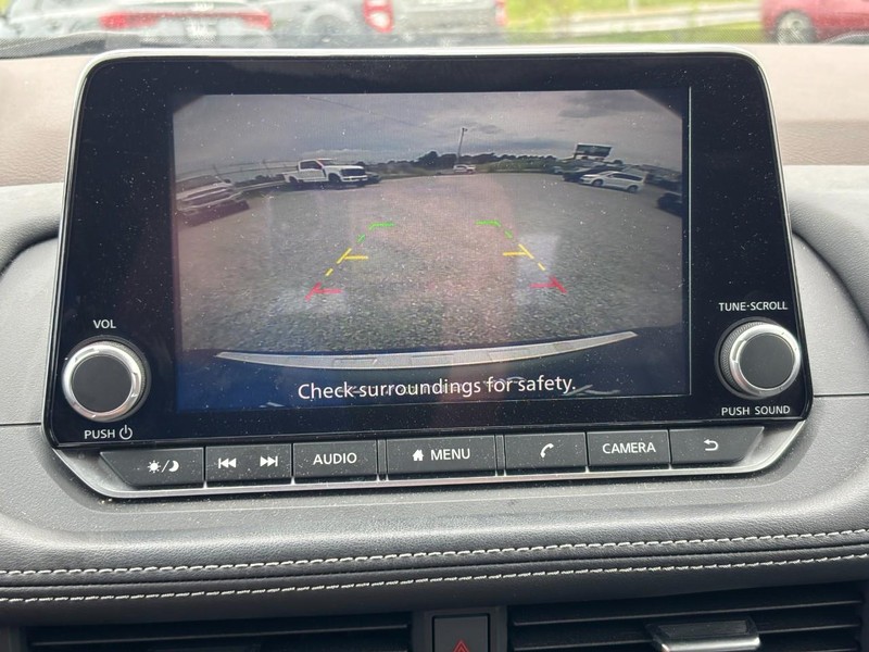 Nissan Rogue Vehicle Full-screen Gallery Image 23